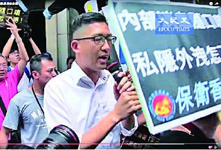 民主黨新界東候選人林卓廷22日遭數十名「梁粉」圍攻。(大紀元資料圖片)