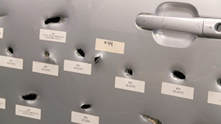 车门上弹孔是由不同的枪从不同角度射击留下的。