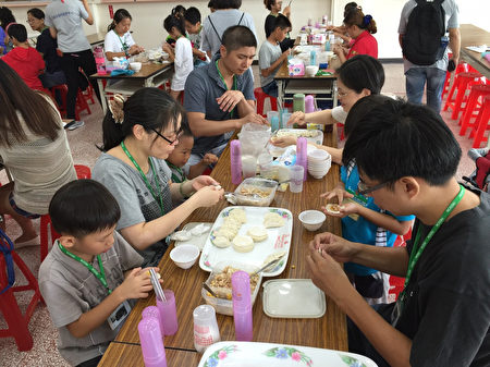 现场参与活动亲子档反应热烈,许多小孩是首次动手包水饺。(宜兰县政府提供)