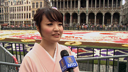 花地毯的日本设计师 铃木不二绘接受记者采访。（大纪元）