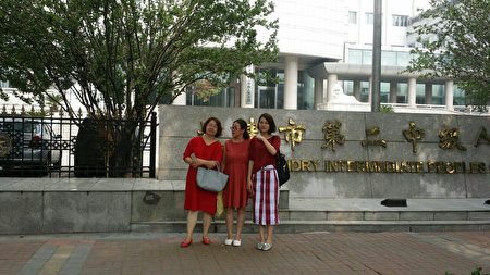 7.09案家屬前往天津二中院詢問開庭信息。(知情者提供)