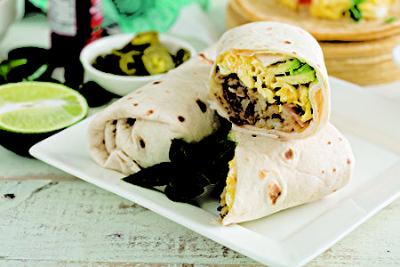 鸡蛋蔬菜卷简单又快速,携带也方便。(Shutterstock)