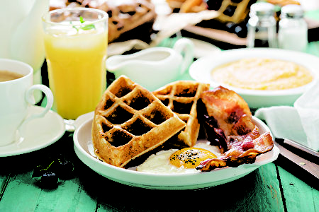 松饼早餐可以有多种搭配,是早点中的经典。(Shutterstock)