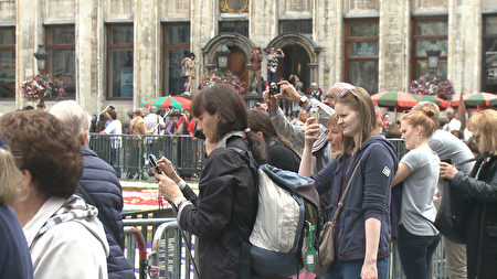 欣赏布鲁塞尔花地毯的游客。（新唐人）