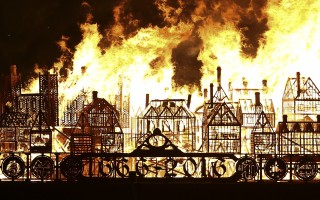 组图：火烧城市模型 纪念伦敦大火350周年