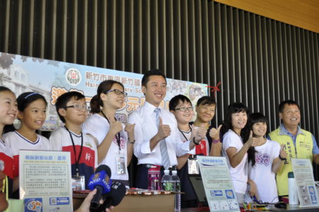 新竹市长林智坚(右6)和新竹国小师生合影,称赞小小科学家表现优秀。(赖月贵/大纪元)
