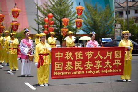 法輪功學員組織的中秋遊行受到民眾喜愛。(明慧網)