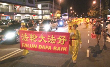 法輪功團體受邀參與檳城雙威鎮的慶中秋活動,和民眾一起遊行慶中秋。(大紀元)