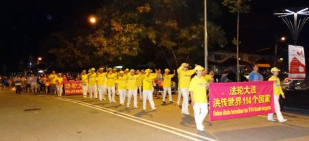 法輪功團體受邀參與檳城雙威鎮的慶中秋活動,和民眾一起遊行慶中秋。(大紀元)