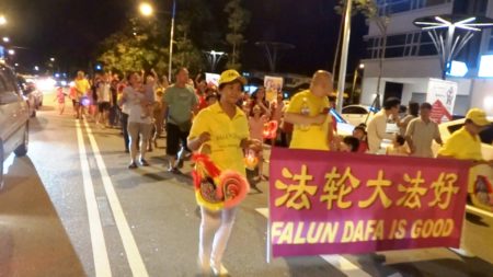 法輪功團體受邀參與檳城雙威鎮的慶中秋活動,和民眾一起遊行慶中秋。(大紀元)