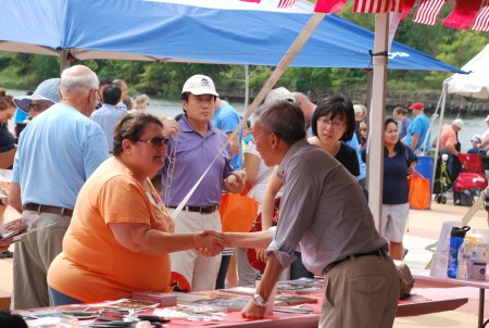罗州女参议员Elizabeth Crowley与经文处新闻组组长朱永昌进行交流。(王尚德/大纪元)