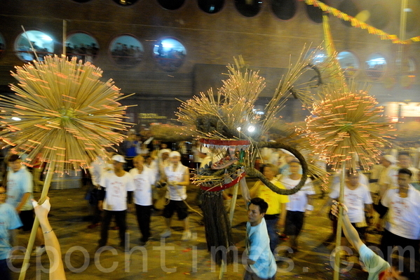 组图：香港舞火龙 找回中秋传统