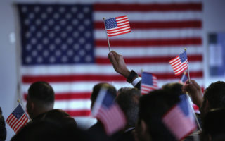美移民入籍申请惊人增长 或影响大选结果