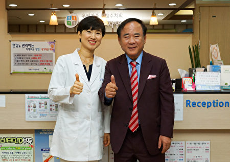 自然醫院金泰均院長（左）、生物療愈協會樸世俊會長（右）（大紀元圖片）