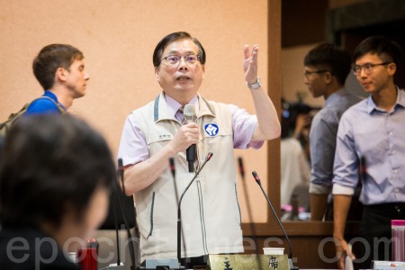 基本工资审议委员会8日在劳动部举行,虽然资方代表仅2位出席,但劳动部长郭芳煜(中)宣布达法定人数顺利召开。(陈柏州/大纪元)