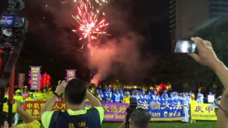 在天國樂團演奏國歌后,天空燃放起璀璨的煙花結束了當天的活動。(大紀元)