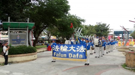 法輪功學員來到雪蘭莪州八打靈再也(Petaling Jaya)舉辦了另一場慶中秋遊行。(明慧網)