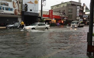 受低压带影响台湾大雨酿灾 中南部还有大暴雨