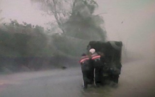 莫蘭蒂暴雨車卡路中 警推車協助免去損失