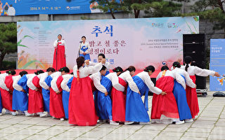 组图：韩国首尔传统方式喜度中秋节