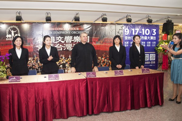 神韻交響樂團中壢首演後的簽名會,5位神韻音樂家現身為樂迷們簽名,吸引近百位民眾排隊,氣氛熱絡。(唐賓/大紀元) 神韻交響樂團中壢首演後的簽名會,5位神韻音樂家現身為樂迷們簽名,吸引近百位民眾排隊,氣氛熱絡。(唐賓/大紀元)