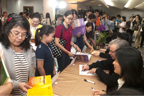 神韻交響樂團中壢首演後的簽名會,5位神韻音樂家現身為樂迷們簽名,吸引近百位民眾排隊,氣氛熱絡。(唐賓/大紀元) 神韻交響樂團中壢首演後的簽名會,5位神韻音樂家現身為樂迷們簽名,吸引近百位民眾排隊,氣氛熱絡。(唐賓/大紀元)