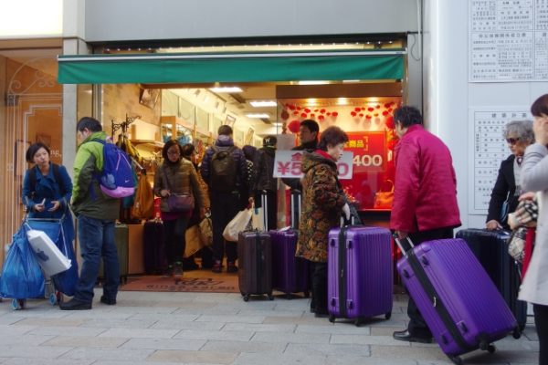 中国游客涌入日本商店爆买。（大纪元资料室）