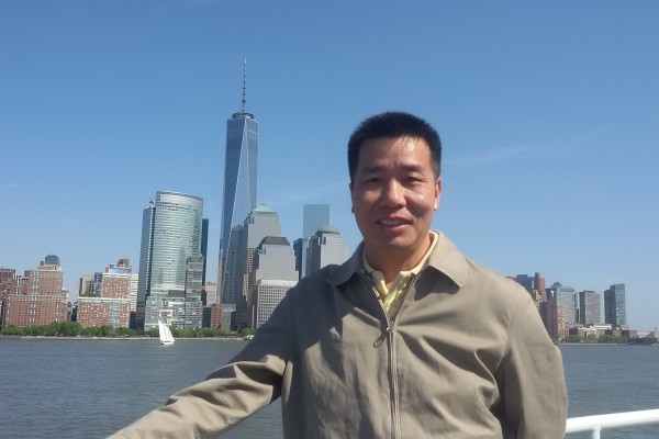 8月22日，上海法轮功学员徐永清、杨潇看到漕宝路地铁站有污蔑法轮功的不实展板，到上海市政府信访局上访，结果被警方以莫虚有的罪名拘留。图为徐永清（大纪元）