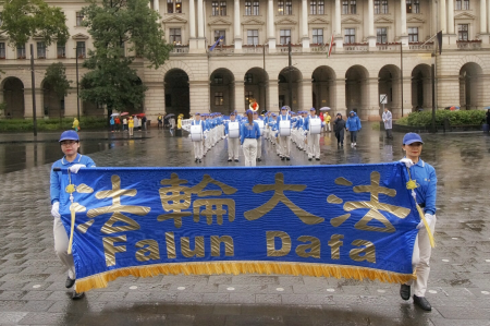 天國樂團進入國會大廈廣場。(大紀元)