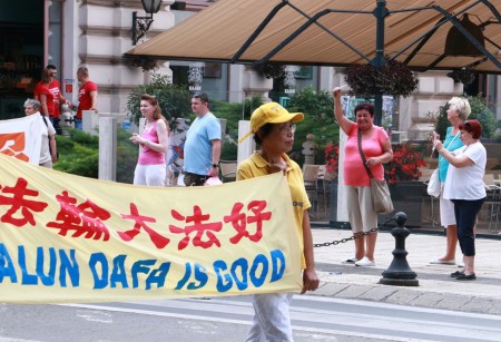 沿途受到民众欢迎。(大纪元)