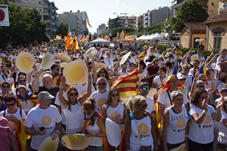 要求独立的群众。(JOSEP LAGO/AFP/Getty Images)