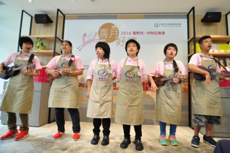 憨兒們非常開心,獻唱了一曲「愛就是我們的未來」給與會來賓,用心展現學習烏克麗麗的成果。(賴月貴/大紀元)