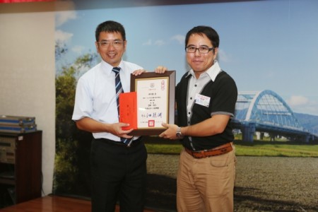 宜蘭河端午節傳統節慶活動攝影比賽,江聰淵市長(左)頒發第一名獎牌及獎金。(曾漢東/大紀元)