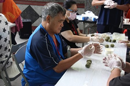 由长辈跟小朋友亲手做月饼,过程中欢笑声不断。(伊甸基金会提供)