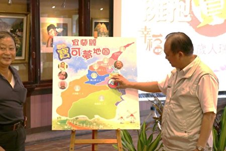 拥抱“宝”可梦启程,县长将宜兰县宝贝球贴到冬山,象征下一站前往冬山访视长者。(宜兰县政府提供)
