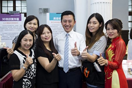 竹市推动青年创业有成。市长林智坚(右三)。(新竹市府提供)