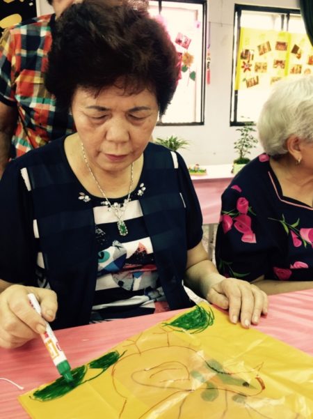 以回收的塑胶袋作成环保降落伞伞面。(礁溪乡公所提供)