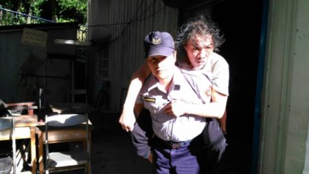 警察背民众下山。(新竹县警察局提供)