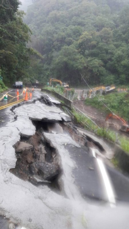 横山往内湾方向,尖石乡竹60线26K道路坍方,已做紧急处置。(新竹县警察局提供)