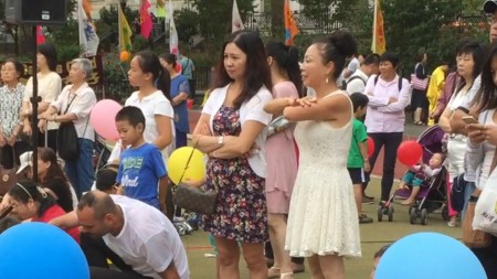 现场民众看到法轮功缓慢圆的五套功法,也跟着学炼起来。