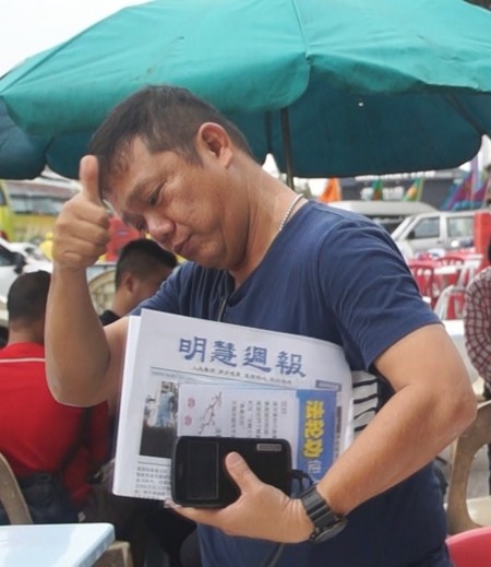 民眾豎起拇指,表示對法輪功的支持。(明慧網)