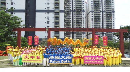法輪功學員在結束首次慶中秋遊行後,向法輪功創始人李洪志師父送上中秋佳節祝福,感謝師父把法輪大法的美好帶給了馬來西亞眾生。(明慧網)