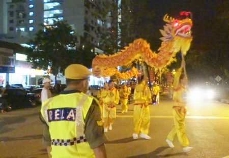 法輪功學員應邀在檳城五條路彩虹公寓,華人集中區遊行與當地民眾歡慶中秋。(大紀元)