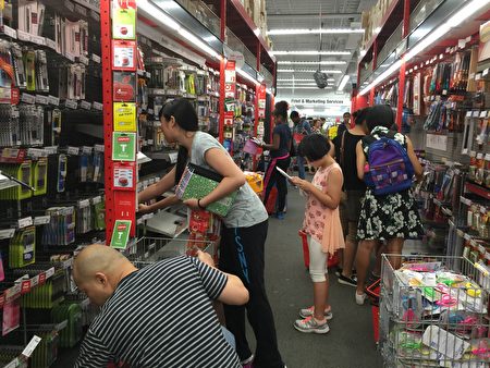 開學前,家長忙與孩子買文具。
