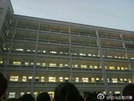 9月7日,河南駐馬店市上蔡縣蘇豫中學近兩千名名學生罷課,抗議學校食堂飯菜質量差,實行包餐制。(網絡圖片)