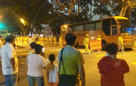 法輪功學員應邀在檳城五條路彩虹公寓,華人集中區遊行與當地民眾歡慶中秋。(大紀元)