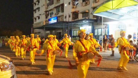法輪功學員應邀在檳城五條路彩虹公寓,華人集中區遊行與當地民眾歡慶中秋。(大紀元)