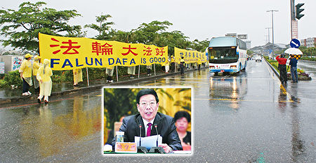 图为2012年6月11日徐守盛访台遭遇法轮功学员要求制止迫害。(詹亦菱/大纪元)