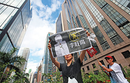 2012年6月6日,胡锦涛“七一”出访香港前夕,“六四铁汉”李旺阳被中共政法委高层周永康与周本顺密令灭口。事件引发大陆、香港大规模抗议。(AFP)