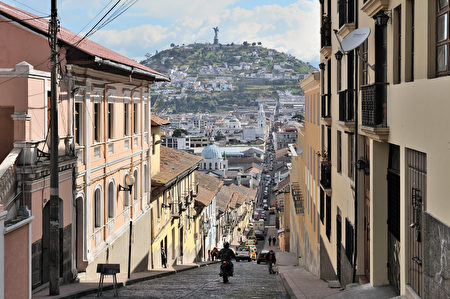 从基多的歷史中心沿着加西亚‧莫雷诺街（García Moreno street）可以看到市中心的埃尔巴奈西由火山（El Panecillo hill）。(维基百科）